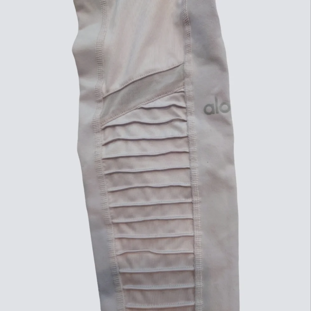 Alo Yoga High Waist Moto Legging in Lavender Beige Light Purple - Pink Small - Picture 5 of 9